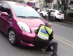 收费员为女司机提供帮助