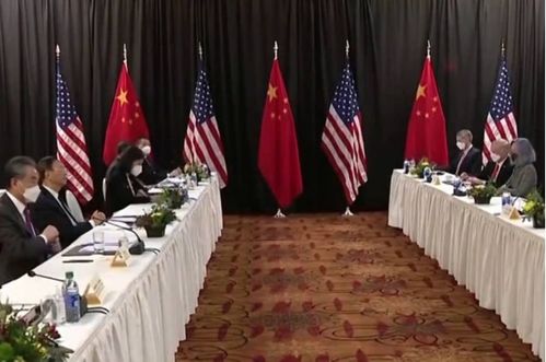 中美高层会谈现场严肃气氛中的握手瞬间