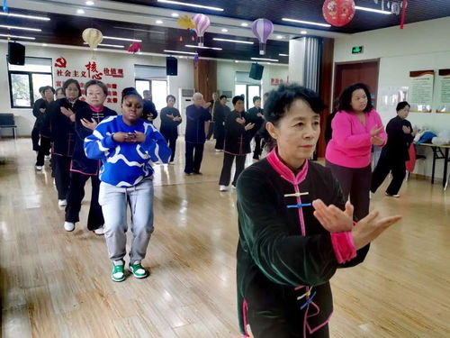 王梓涵在冰场外认真做拉伸