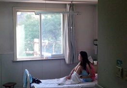 病床上的女孩望着窗外发呆