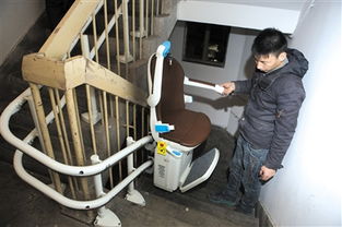 居民在讨论电梯问题