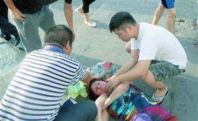 女子在三亚街头行走时被不明物咬伤