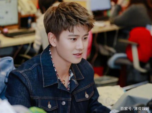 任嘉伦后台认真做头发护理