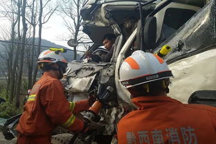 消防员正在切割车门救援