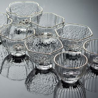 茶桌上摆放着精致的茶具和一本古籍