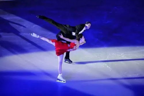 王梓涵在冰场上滑冰表演