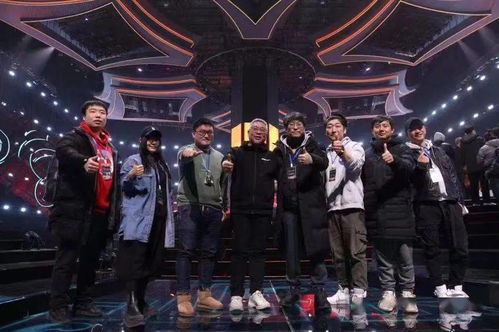 电影热烈主创团队登台领奖