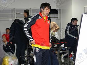 国足队员在更衣室互相鼓励