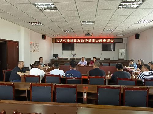 阳光洒在书本上象征希望和成长