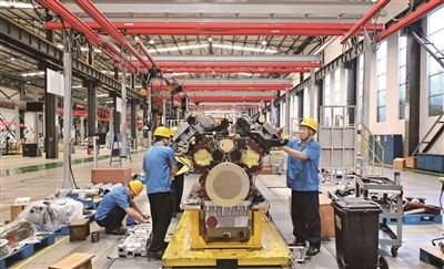 现代化造船厂作业现场