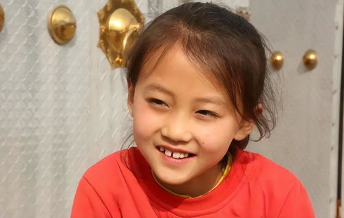 小女孩微笑的照片