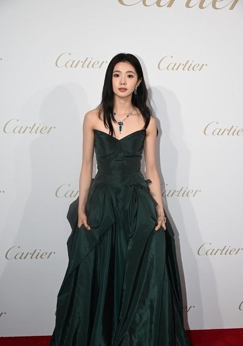 刘浩存蓝毯惊艳亮相，转型拽姐引发全网热议