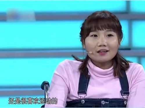 一位年轻女性在台上自信演讲