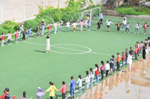 孩子们在操场玩耍