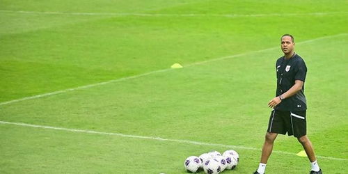 印尼国家队主教练克鲁伊维特临场指挥