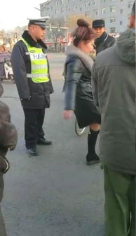 交警在现场劝导女子