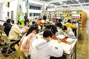 留学生在图书馆内认真阅读书籍