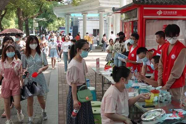 献血屋志愿者宣传海报