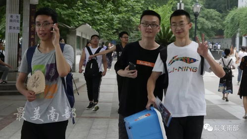 高考学生走出考场微笑