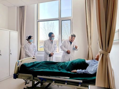 医生为老人注射抗五步蛇毒血清