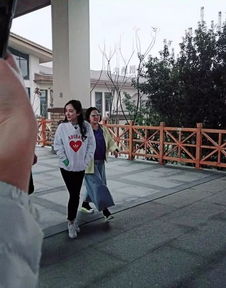 杨幂与谢依霖合影笑容灿烂