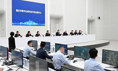 航天工程师在工作中的专注神情