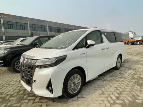 几位年轻女性穿着不同款式旗袍合影