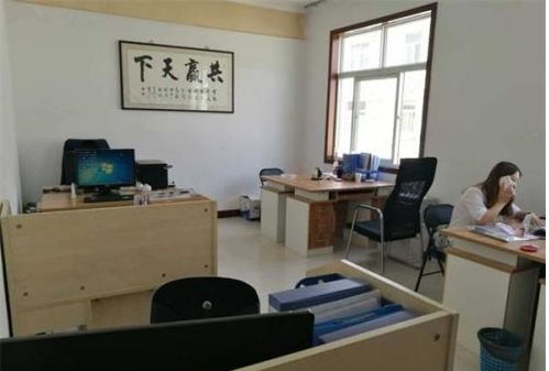 广东某地扶贫干部办公室场景