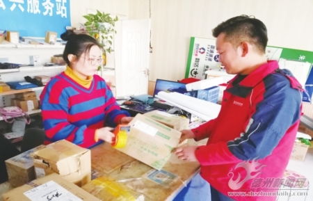 村民在快递点取包裹