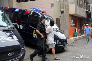 警察逮捕嫌疑人现场照片