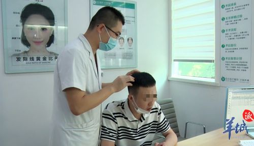 男孩康复后露出微笑接受采访