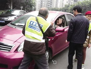 女司机与收费员温馨互动瞬间