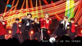 舞台表演中播放EXO风格音乐片段