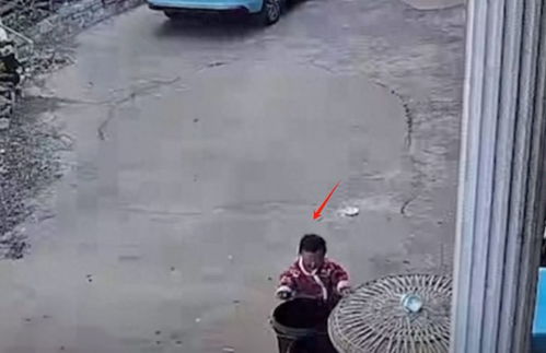 一名小男孩提着水桶走在废墟中