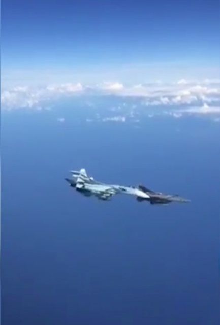 日本F15被歼15压制驱离？真相远比你想象的更复杂