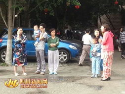 地震发生时居民跑到街上避险