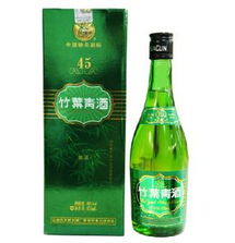 竹叶青酒与茶具同桌摆放