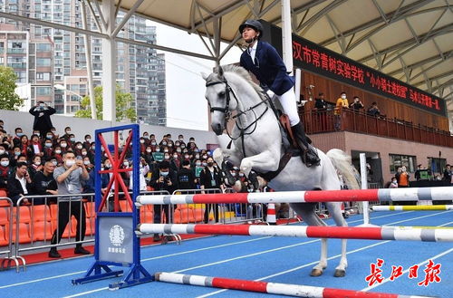 贵州小孩哥爬牛如履平地，儿童节上演“硬核成长记”！