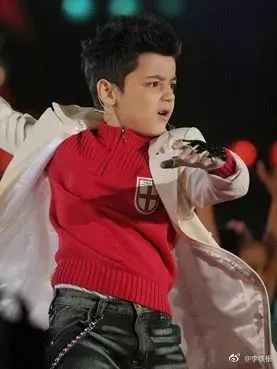 姚琛站在舞台中央微笑挥手