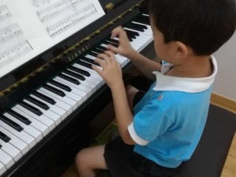 钢琴上的暗格被打开