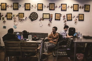 年轻创业者在摊位前介绍咖啡豆产品