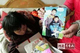 十位少年在麦田中合影