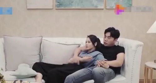 张震抱着熟睡的女儿