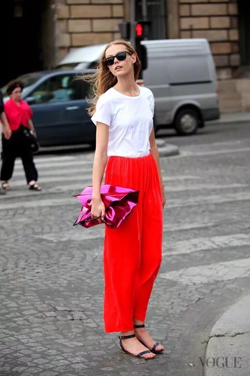 一群身穿红色T恤的家长在校门口为考生加油打气