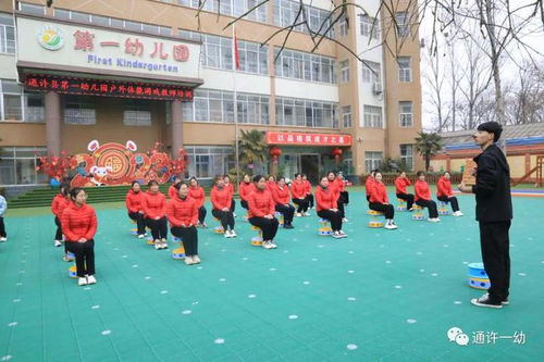 一群青少年在户外进行体能训练