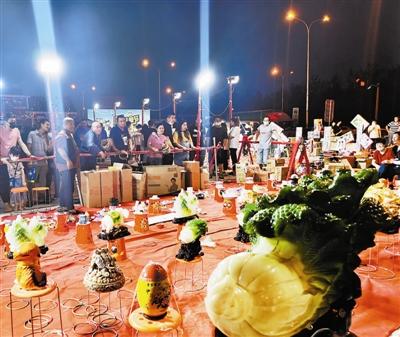 坡子街夜市热闹场景