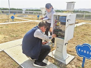 技术人员检查服务器设备