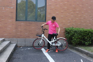 韦东奕骑自行车穿过北大校园