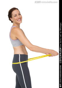 女性手持软尺测量腰部尺寸