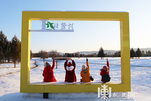 游客在网红景区拍照打卡